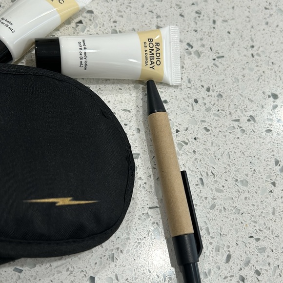 Shinola x American Airlines Flagship First Class Amenity Kit in Zipper Black Bag - Picture 8 of 11